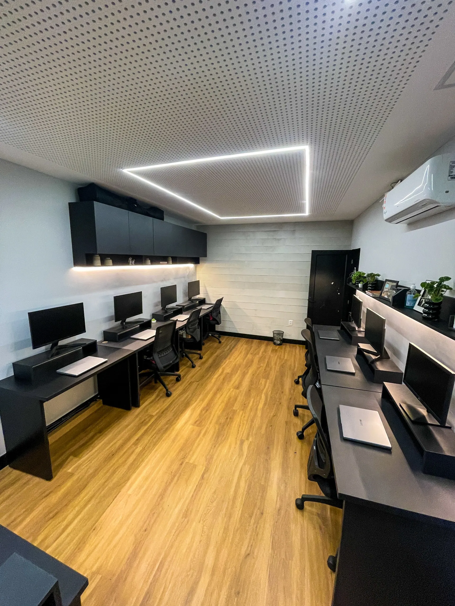 Sala privativa com mesa executiva e estante