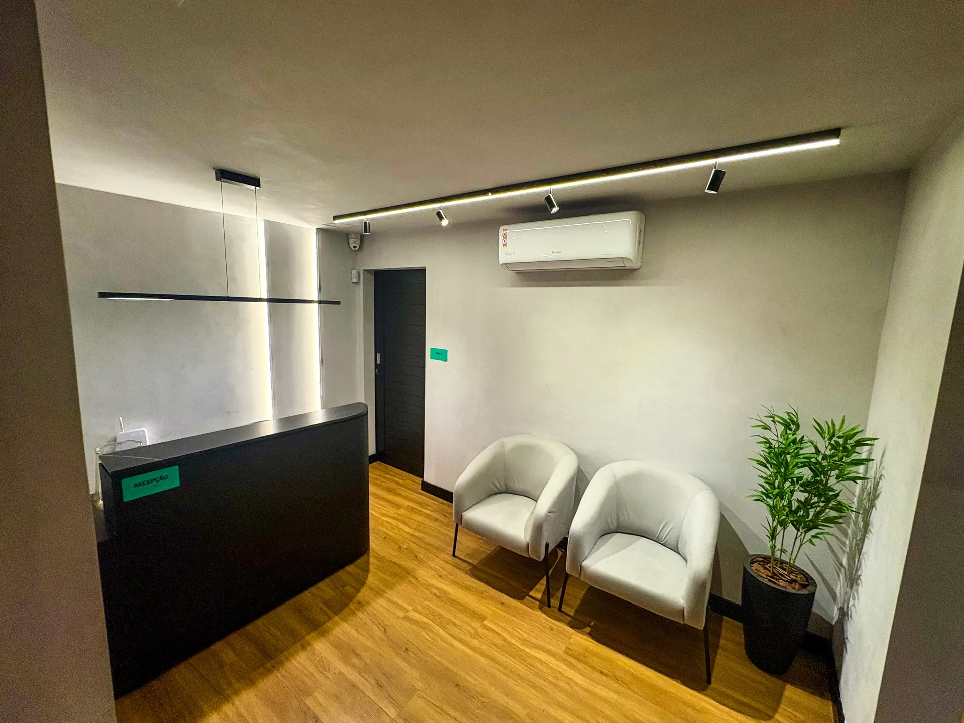 Sala de reunião com mesa grande e TV
